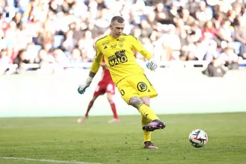 ذا أثلتيك: أستون فيلا ينهي اتفاقه مع بريست لضم بيزوت